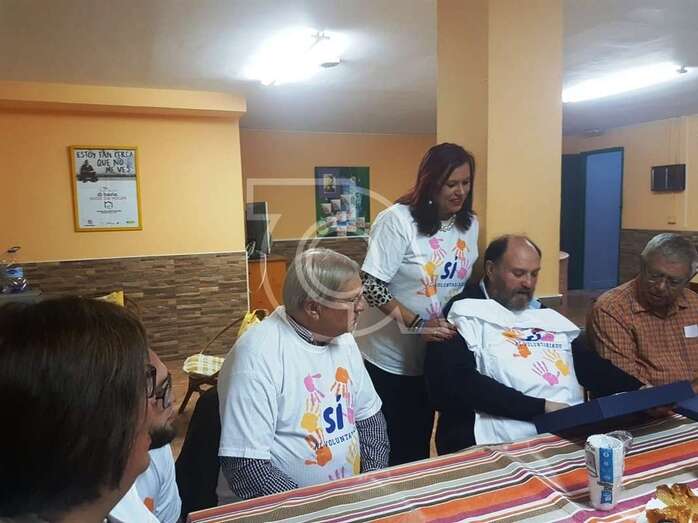 Saro Sosa entregó un detalle a todos los miembros del proyecto (Foto TA)